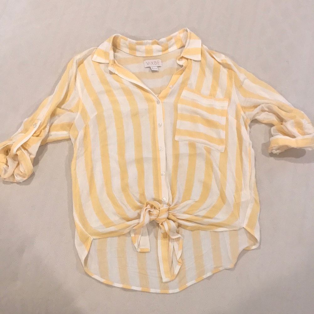 Beautiful top.  Looks great paired with olive pants